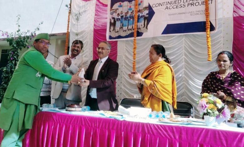 Dr. Soni gifted a sapling to NCERT Director Dinesh Saklani