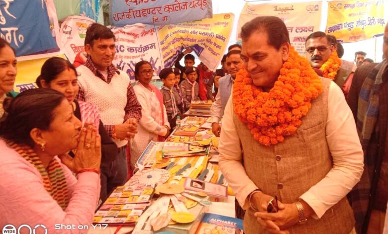 Jaunpur Mahotsav Cabinet Minister Premchand Aggarwal who cherishes his folk culture and is a symbol of unity. 2