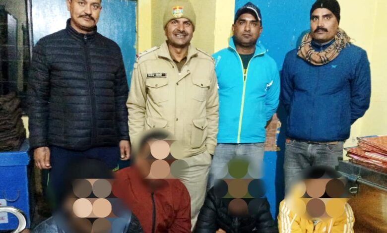 Police arrested 04 gamblers who were gambling in a public place recovered Rs 44800 from the gambling racket 1