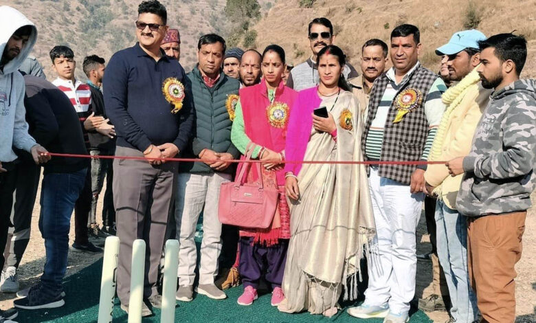 Cricket tournament organized by Bajrang Dal Sports Committee in Jamti block chief Sita Rawat inaugurated it by cutting the ribbon