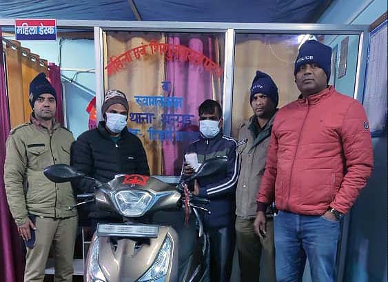 Thatyud police station caught two smugglers with 245 grams of opium