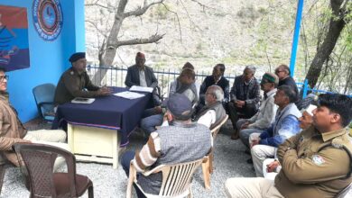 Retired employees union officials met police station chief Thatyud regarding various problems of the market