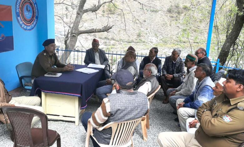 Retired employees union officials met police station chief Thatyud regarding various problems of the market