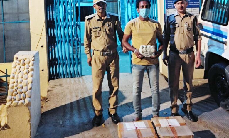 Before Lok Sabha elections Strict action by police one liquor smuggler arrested along with 04 boxes of country liquor Saffron