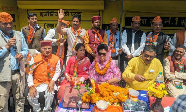 Mala Rajya Lakshmi Shahs tour and public relations program in Chinyalisaur Dhanaulti area people gave a warm welcome with drums and flower showers