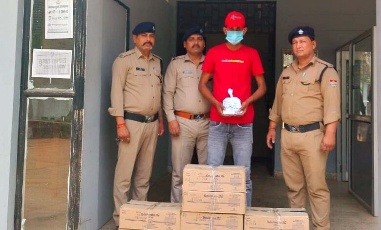 Tehri police arrested a person carrying 08 boxes of illegal English liquor in Tata Sumo