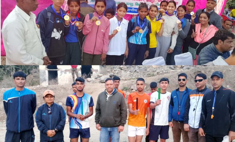 Grand closing of Khel Mahakumbh in Thatur winning players got honours