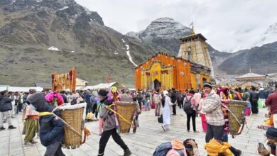 Devotees flocked to see Baba Kedarnath the number crossed one lakh on the fourth day itself