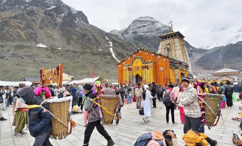Devotees flocked to see Baba Kedarnath the number crossed one lakh on the fourth day itself